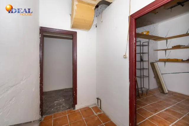 Local comercial junto a calle Alhamar. Ideal para oficina, despacho o almacén. Muy económico — 7