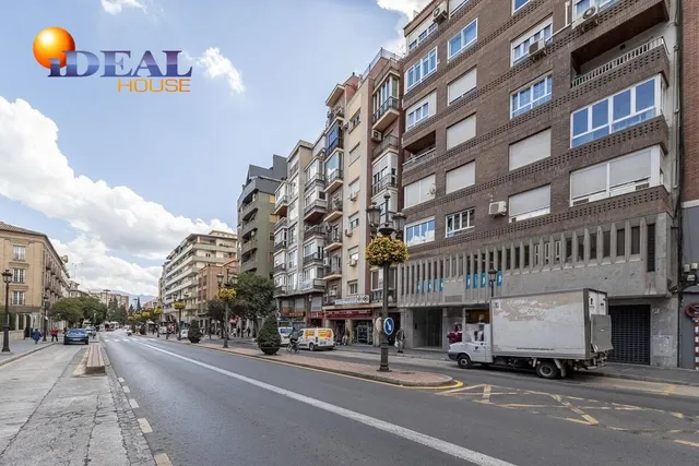 ¡Local en Acera del Darro frente al Corte Inglés! — 28