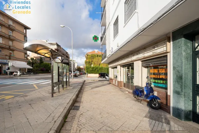 Localazo en esquina con mas de 30 de fachada. Avd de Dilar junto ambulatorio del Zaidín — 4