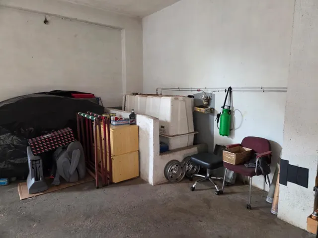 SE VENDE CASA, DOS PLANTAS, COCINA, SALÓN, 3 HAB., BAÑO. EN PLANTA BAJA LOCAL 95 M2. CALEFACCIÓN — 14