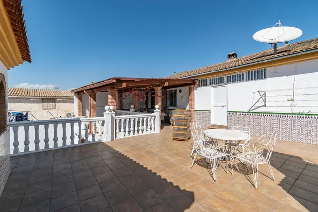 Gran Casa en Esquina en Atarfe – 4 Dormitorios, Piscina, Garaje y Espacio Comercial — 42