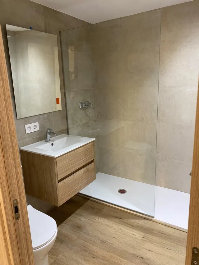 Exclusiva casa de pueblo completamente rehabilitada con piscina interior, terraza y parking en el centro de el Vendrell — 30