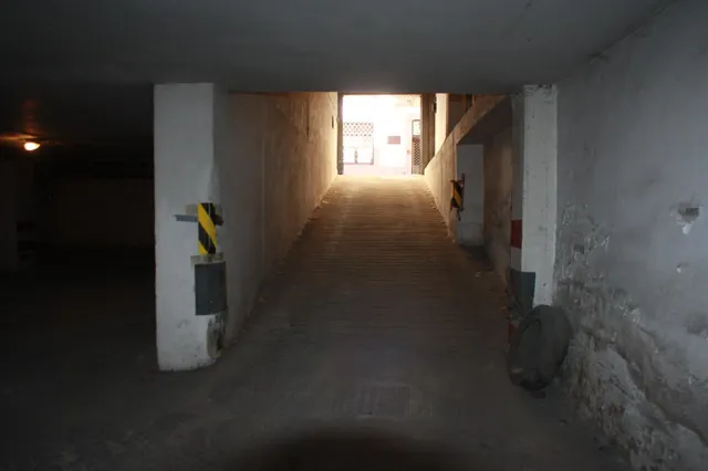 Plaza de garaje para coche mediano — 6