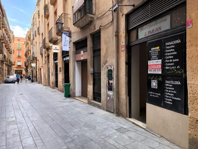 Local comercial con salida de humos en calle Nau, a escasos metros de la Catedral de Tarragona. — 2