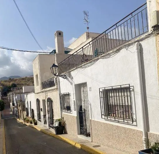 SE VENDE casa adosada OKUPA en C NUEVA 25 de Turre - foto 2
