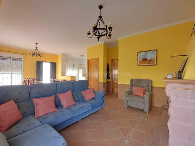 Exclusiva parcela con chalet independiente en Urbanización L - foto 3
