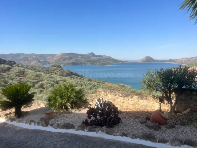 Espectacular Cortijo en Iznajar con Vistas al Lago y Amplias