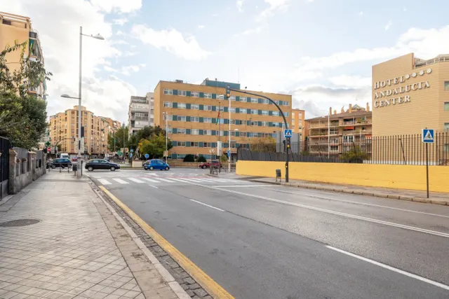 Localazo en esquina con mas de 30 de fachada. Avd de Dilar junto ambulatorio del Zaidín — 18