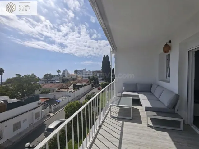 Piso reformado con vistas al mar, terraza y piscina en Benalmádena — 2