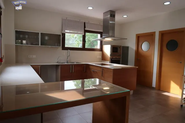 EXCLUSIVA VILLA DE DISEÑO CON PISCINA PRIVADA, VISTAS PANORÁMICAS Y 1.760 M2 DE PARCELA — 12
