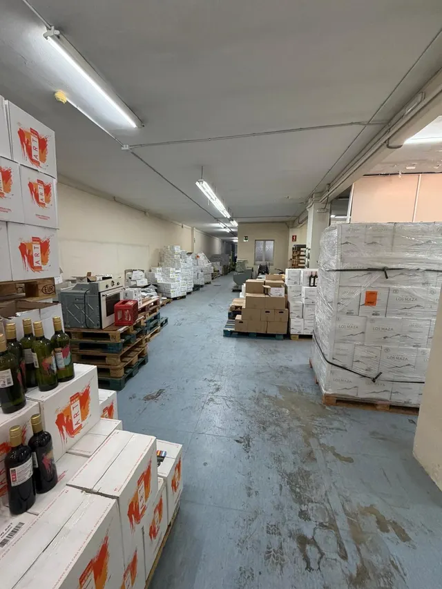 LOCAL EN VENTA EN ESPLUGUES DE LLOBREGAT — 3