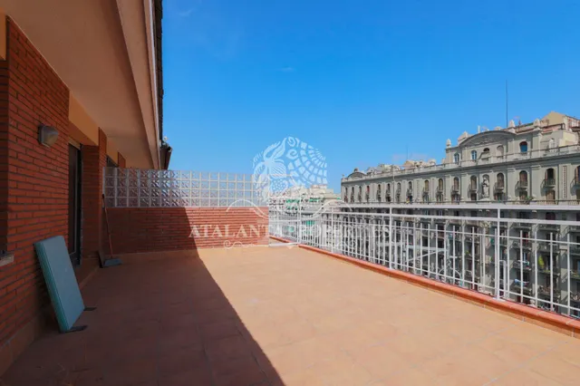 Ático con terraza, vistas despejadas y una luz especial — 17