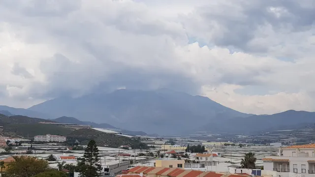 DOS SOLARES INDEPENDIENTES EN EL CASCO ANTIGUO DE GUALCHOS — 35