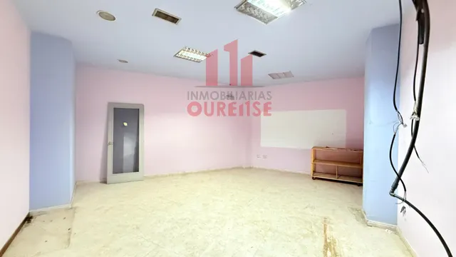 AMPLIO LOCAL COMERCIAL EN PLENO CENTRO DE OURENSE — 13