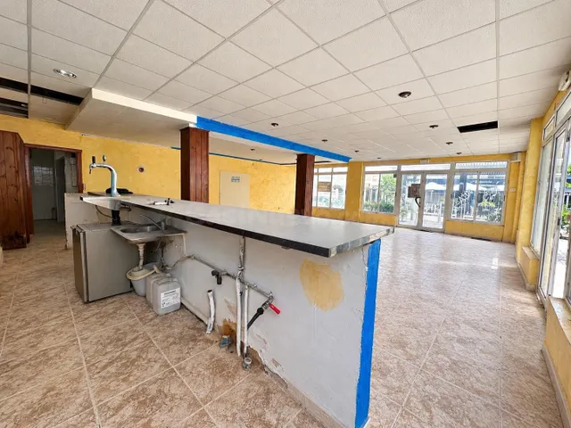 Local comercial en esquina a 150 m del mar – Playa de Gandía - foto 4