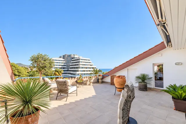 Exclusivo ático dúplex en parc de mar, frente al mediterráneo — 25