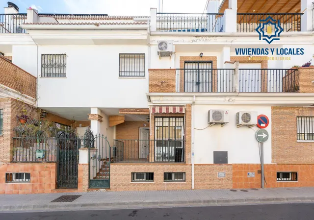 Vive en el corazón de Armilla: 4 dormitorios, patio, terraza y garaje — 25
