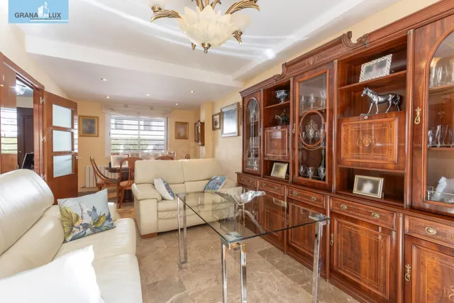 ¡EXCLUSIVA VIVIENDA UNIFAMILIAR CON PATIO PRIVADO EN ARMILLA - foto 3