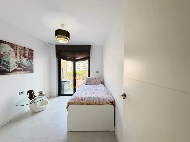 APARTAMENTO CON JARDÍN PRIVADO DE 30 M2 EN CAMPOAMOR. 3 DORM. 2 BAÑOS. CON PISCINA COMUN.SUPERFICIE DE 93 M2. — 43