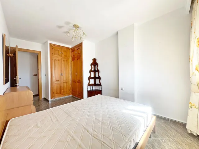 Amplio piso en esquina todo exterior con terraza y vistas al mar junto a Vialia y Avenida de Andalucía. — 31