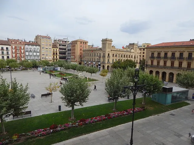 ETXEA vende piso en la Plaza de Castillo, 3 dormitorios, 2 baños, ascensor, 2ª altura — 13