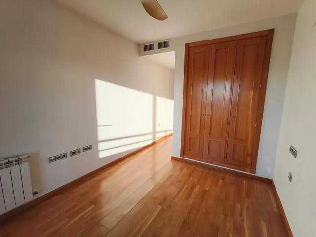Piso de 121 m2 con dos grandes terrazas, piscina, garaje y trastero en avenida de la ilustración — 13