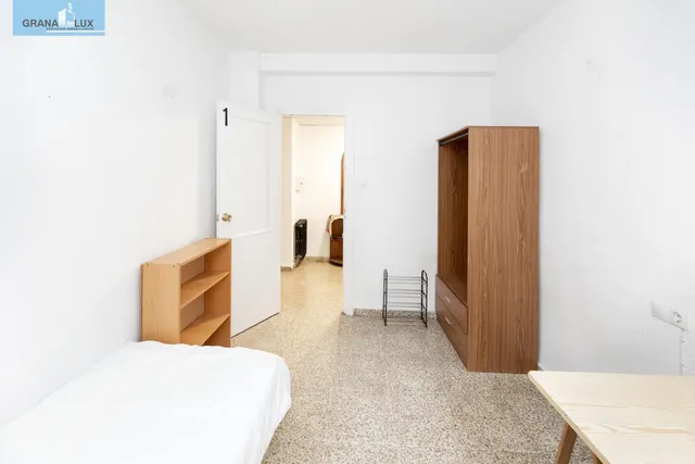 Venta de piso de 4 dormitorios y 2 baños en Granada (Zona Centro) — 18