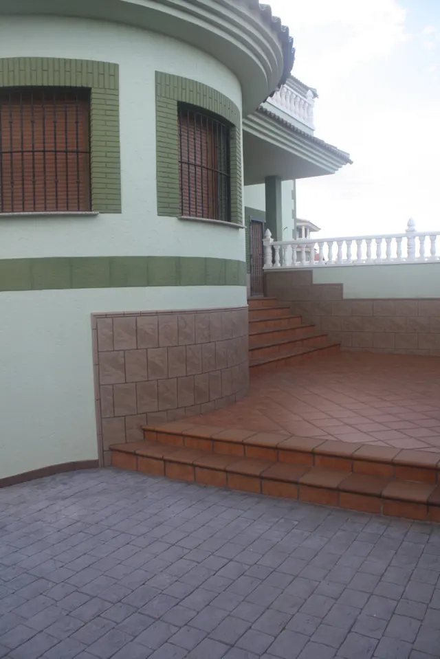 Fantástico Chalet Estilo Mediterráneo en Los Altos de Torrevieja con 3 Dormitorios y 4 Baños — 26