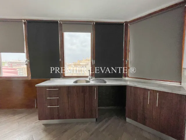 Vivienda en Centro, 4 hab y 2 baños, reformada, con ascensor. — 6