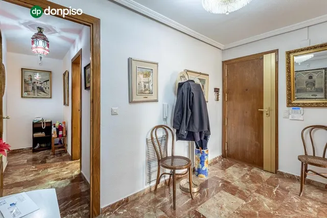 Pisazo en paseo del salón - Granada — 36