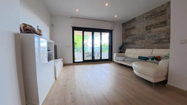 Amplio apartamento de esquina en planta baja con parcela y estudio exterior — 7