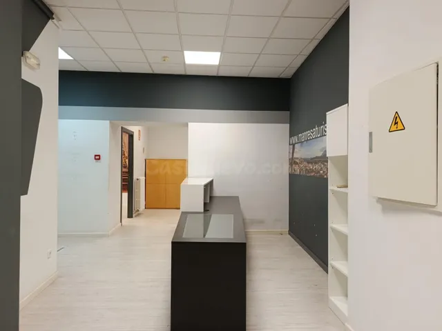 Local de grandes dimensiones en la Plaça Major de Manresa - foto 3