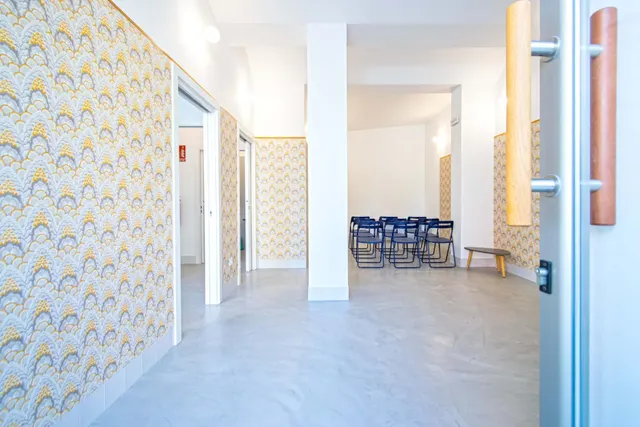 Local comercial reformado en Sevilla para clínicas y negocio - foto 3