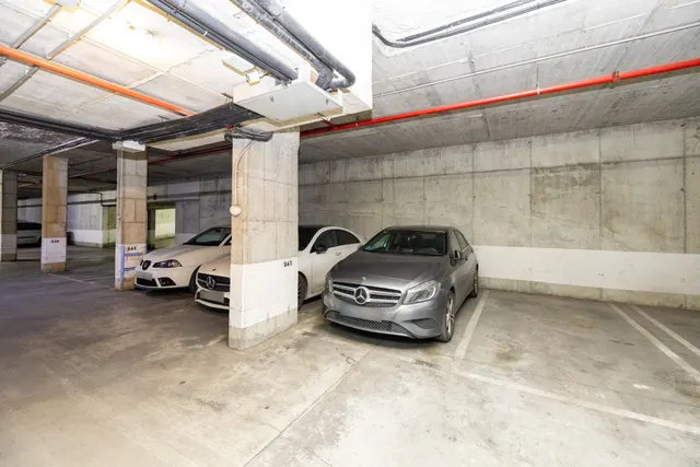 Planta baja con terraza privada, 3 dormitorios, 2 baños y garaje — 27