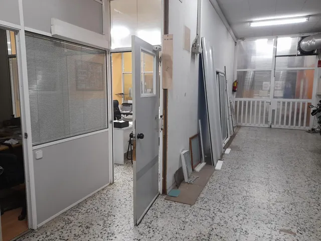 Gran local comercial de 346m2 construidos en el Escorxador - Mataró — 4