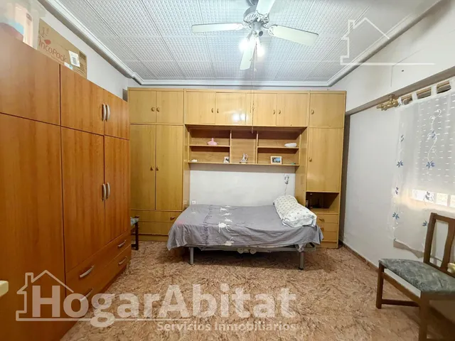 ¡En buena zona! Casa amplia y luminosa con gran terraza y balcón — 28