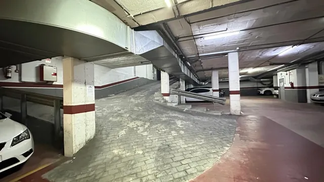 Se vende plaza de parquing para coche mediano en la zona del Parc del Estatut. — 8
