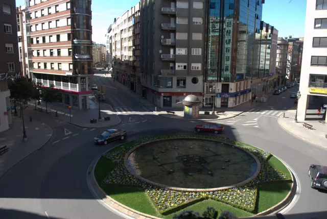 SE VENDE PISO DE 180 M2 EN LA PLAZA LAZURTEGUI - foto 2