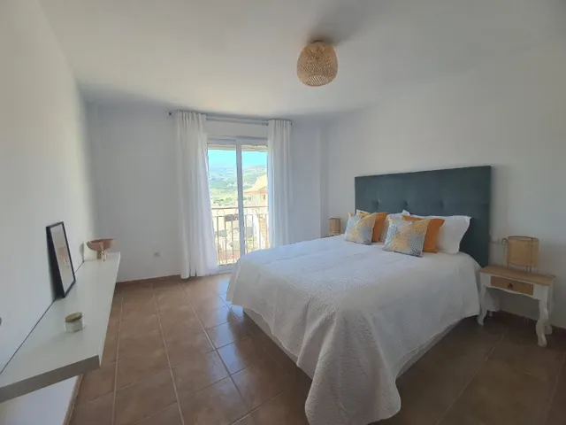 VIVIENDA TOTALMENTE AMUEBLADA CON PATIO INTERIOR — 28