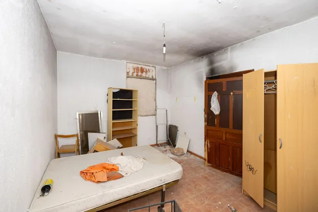CONJUNTO DE PISOS Y PLANTA BAJA EN GRANADA CON 490 m2 — 28