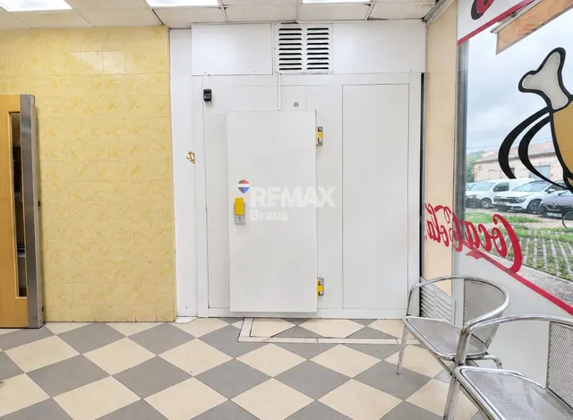 Oportunidad Única: Local comercial. Rostisseria equipada en Venta en Flaçà, Girona. A un paso de la Estación de Tren. — 6