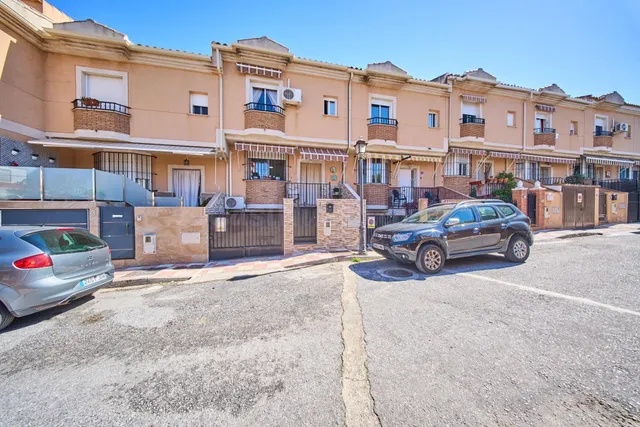 Acogedora casa con gran garaje y patio en La Zubia