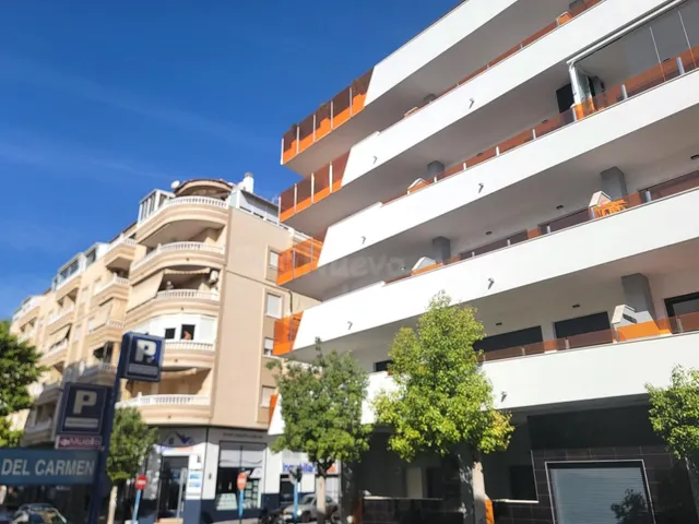 Moderno apartamento muy espacioso, en esquina, 3 dormitorios, 3 baños, parking, piscina, a 5 minutos a pie de la Playa del Cura — 3