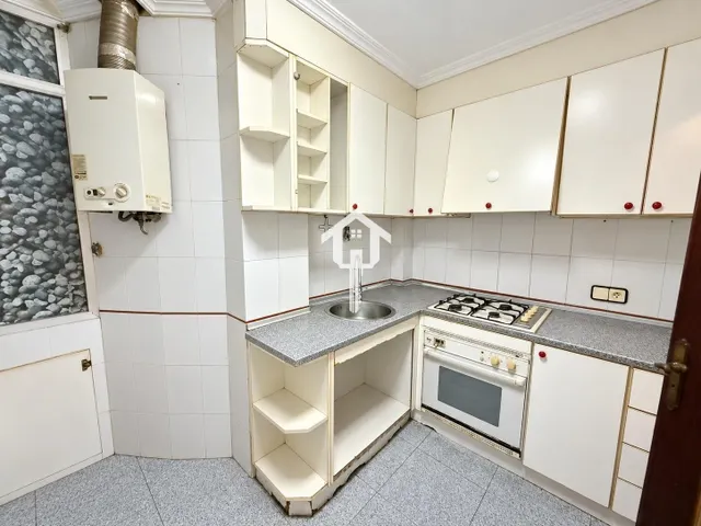 Piso para reformar en venta en Alicante. zona de los ángeles, 2 habitaciones, salón, baño con bañera, 50m2, segunda planta sin ascensor. — 18