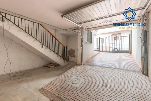 ¡FANTÁSTICA UNIFAMILIAR ADOSADA CON GARAJE EN MARACENA! — 29