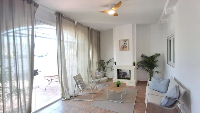 Una vivienda reformada con excelentes espacios exteriores, solárium privado y vistas al mar — 9