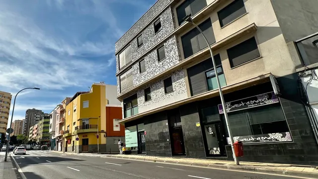 Piso exterior de 3 dormitorios y 2 baños con garaje y trastero en Avenida Buenos Aires. — 47