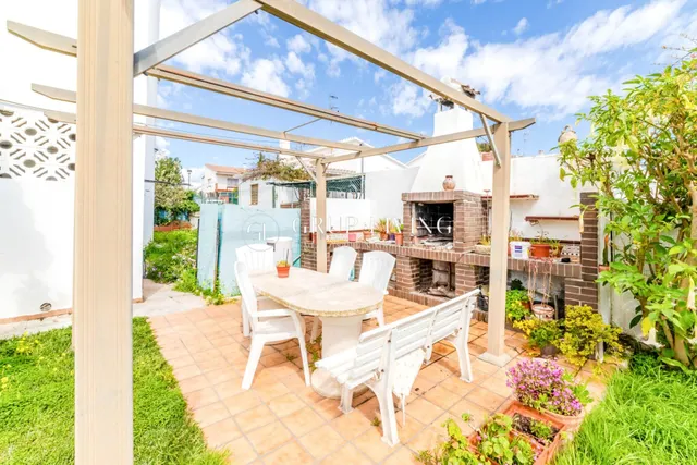 ELEGANTE CASA ESQUINERA DE ESTILO INGLÉS CON VISTAS AL MAR — 45
