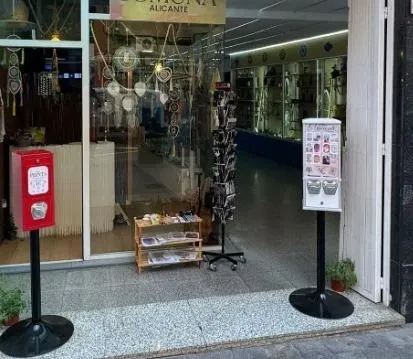 16 metros de escaparate a pie de calle, junto a Plaza de los Luceros — 8