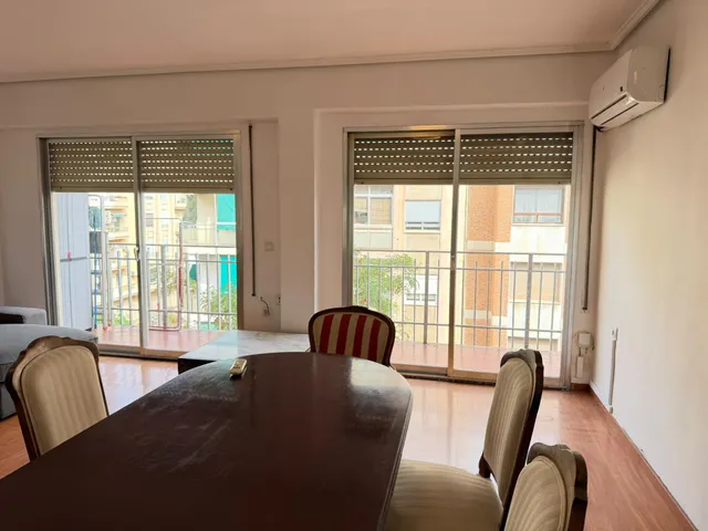 Se alquila amplio piso con plaza de parking — 12